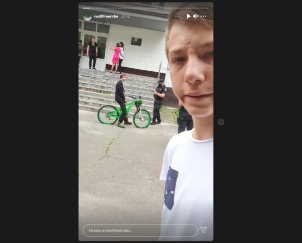 Кто прыгнул на велосипеде с козырька школы в Киеве1