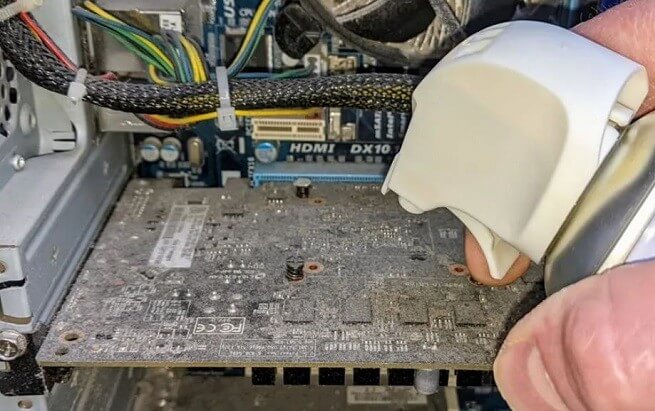 Как очистить компьютер от пыли внутри сжатым воздухом