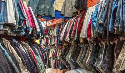 Секонд-хенды: стоит ли покупать в них одежду?