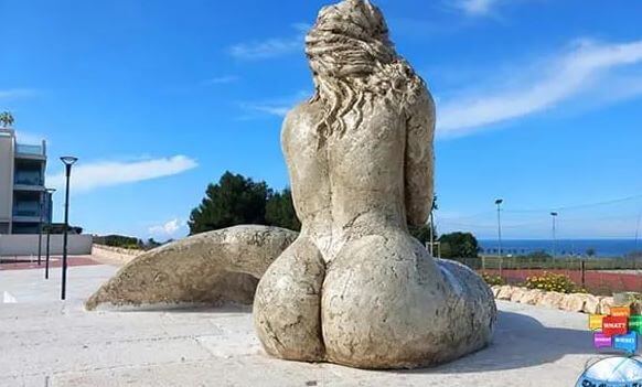 Статуя русалки с огромной задницей - новый объект насмешек в Италии